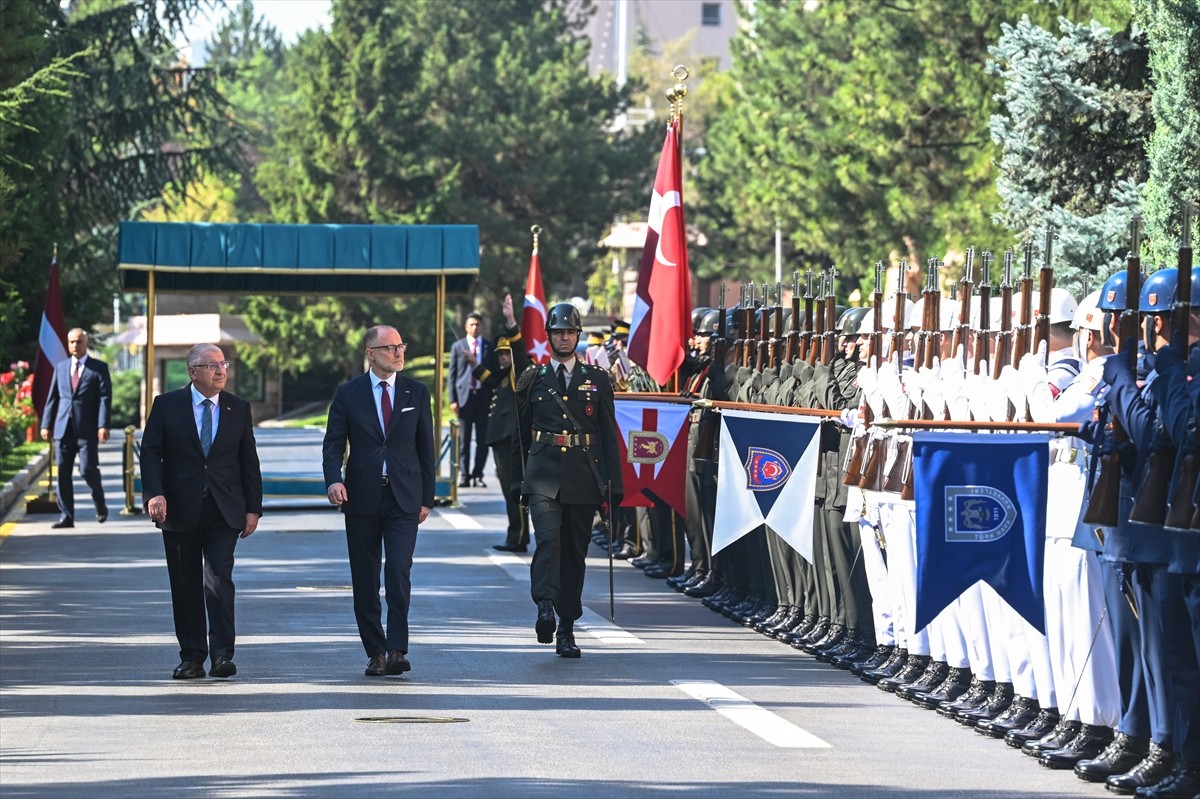 Milli Savunma Bakanı Yaşar Güler, Letonya Savunma Bakanı Andris Spruds ile bir araya geldi. Güler...