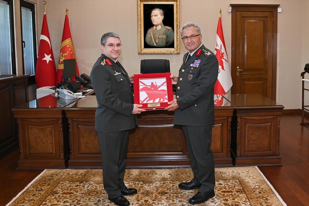 Milli Savunma Bakanı Yaşar Güler (ortada), Kara Kuvvetleri Komutanlığı'nda gerçekleşen...