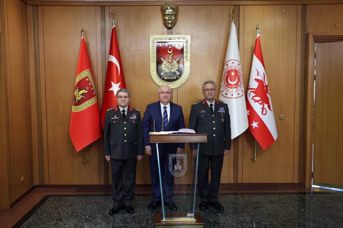 Milli Savunma Bakanı Yaşar Güler (ortada), Kara Kuvvetleri Komutanlığı'nda gerçekleşen...