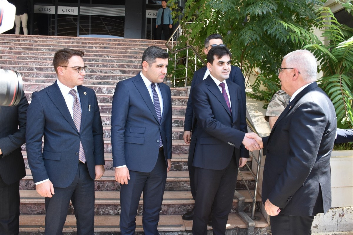 Milli Savunma Bakanı Yaşar Güler, Şırnak Valiliğini ziyaret etti. Valilik önünde yapılan...