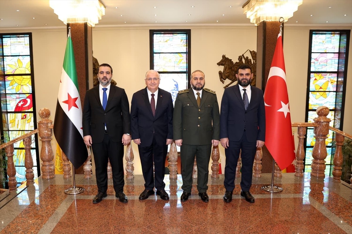 Milli Savunma Bakanı Yaşar Güler (sol 2), Suriye Savunma Bakanı Murhef Ebu Kasra (sağ 2)...