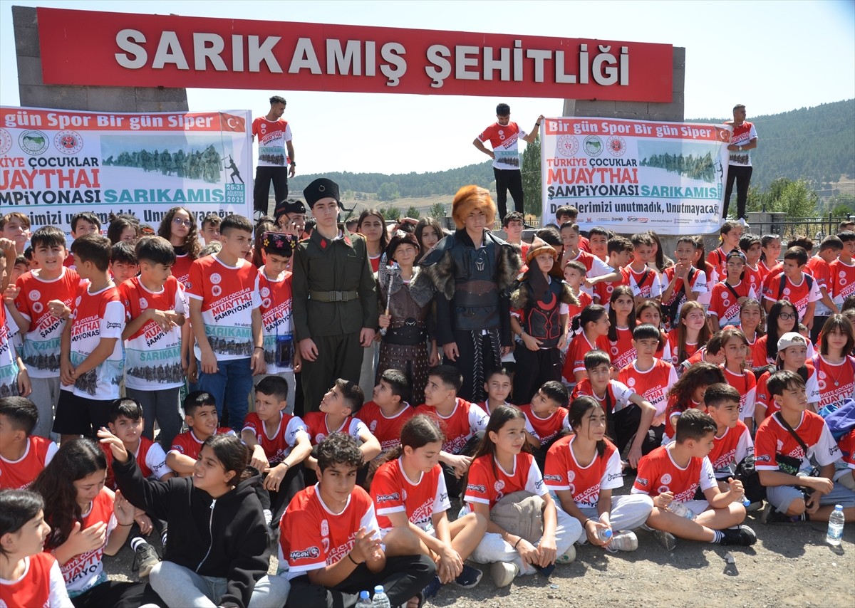 Minik ve Yıldızlar Türkiye Şampiyonası için Kars'a gelen sporcular, şehitlere saygı yürüyüşü...