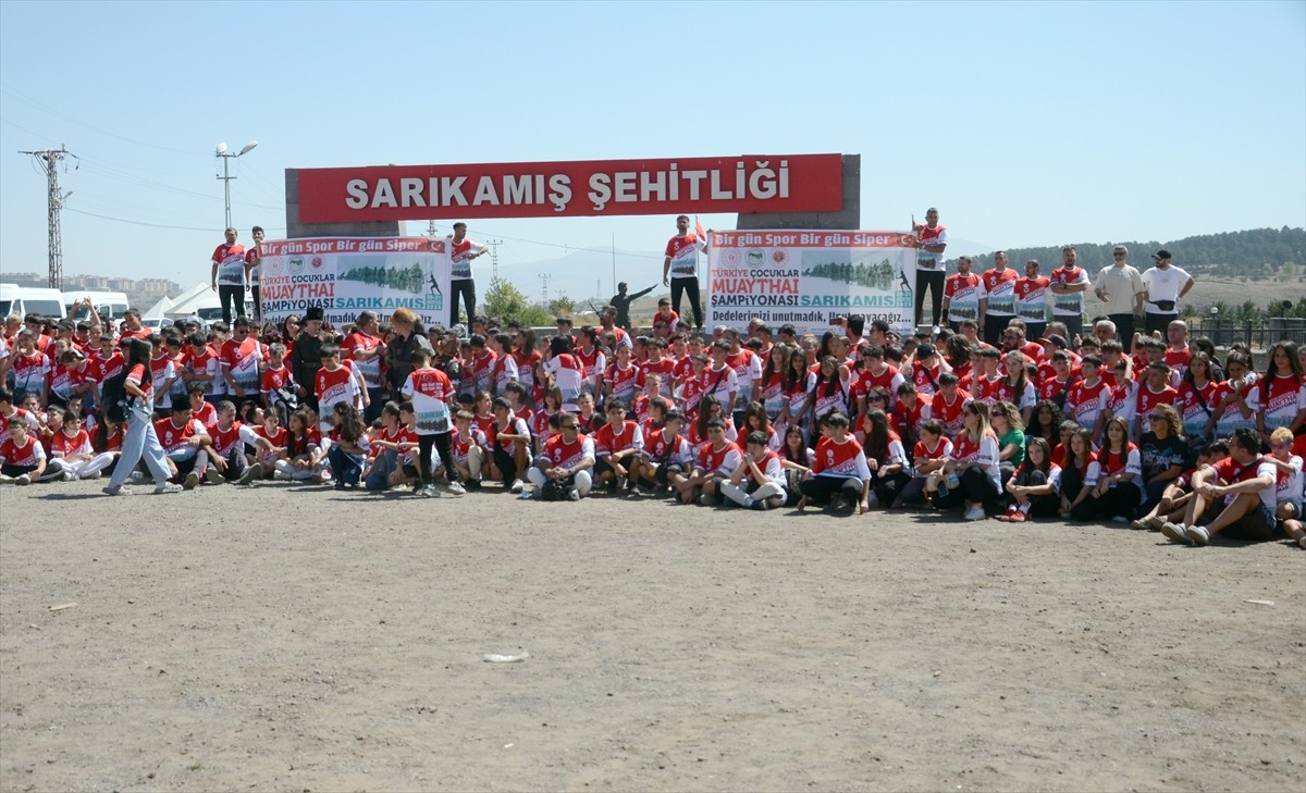 Minik ve Yıldızlar Türkiye Şampiyonası için Kars'a gelen sporcular, şehitlere saygı yürüyüşü...