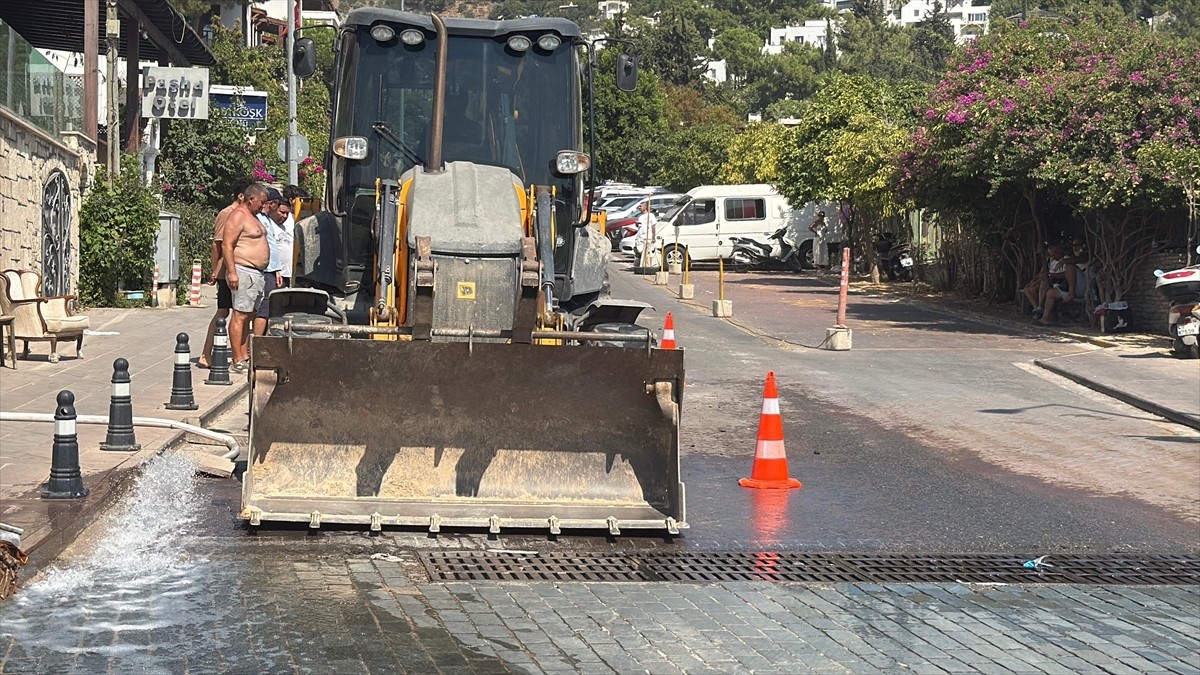 Muğla'nın Bodrum ilçesinde isale hattının patlaması sonucu sular altında kalan iş yerinde ve...
