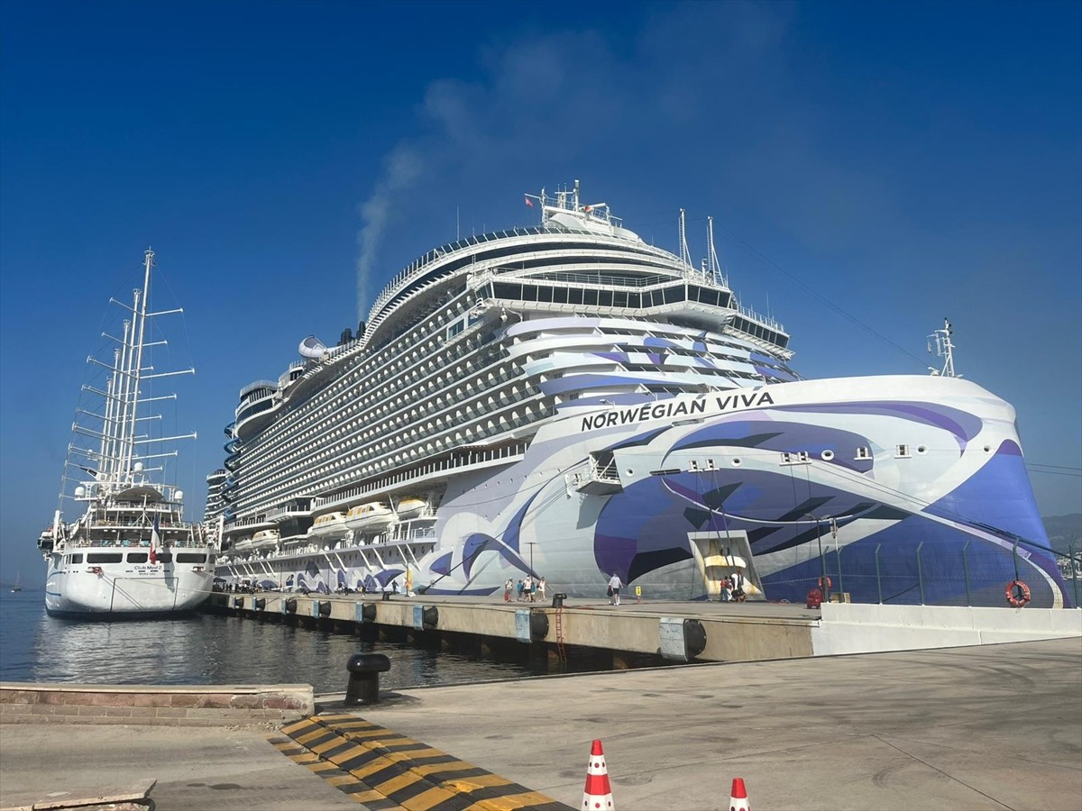 Muğla'nın Bodrum ilçesine "Norwegian Viva" isimli kruvaziyer ve "Club Med 2" isimli yelkenli yolcu...