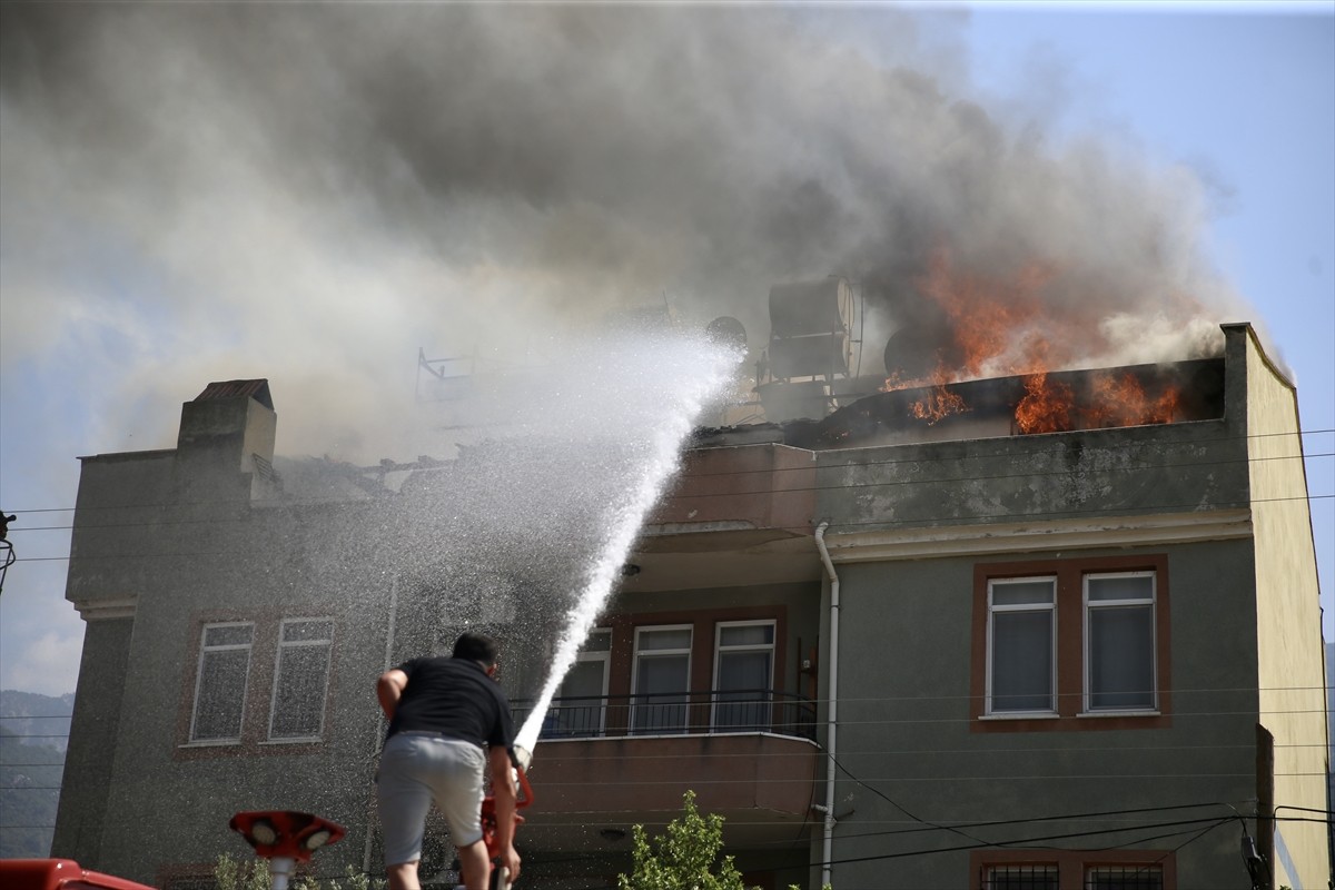 Muğla'nın Fethiye ilçesinde üç katlı evin çatı katında çıkan yangın hasara neden oldu. Yaklaşık...