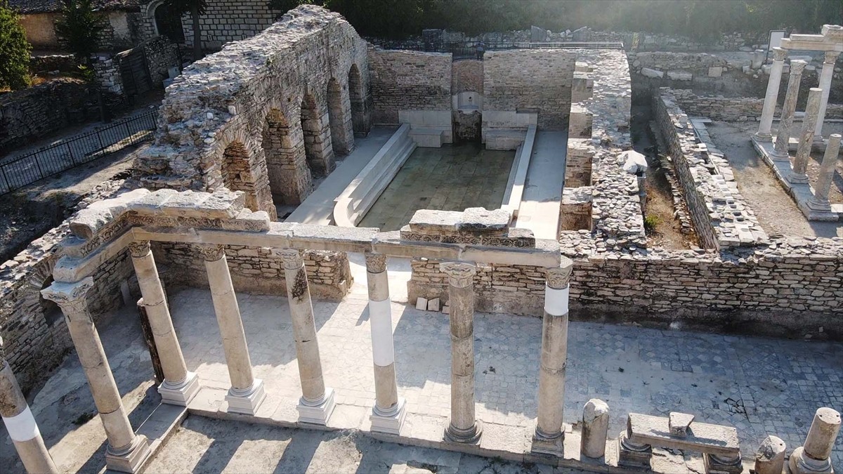 Muğla'nın Yatağan ilçesindeki Stratonikeia Antik Kenti'nde bulunan Roma hamamında yürütülen kazı...