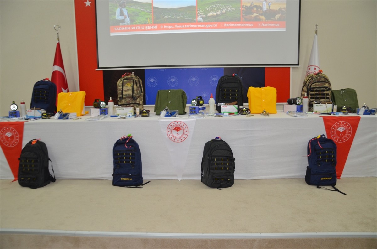 Muş'ta "Sürü Yöneticisine Donanımlı Ekipman Çantası Temini Projesi" kapsamında 400 çobana ekipman...