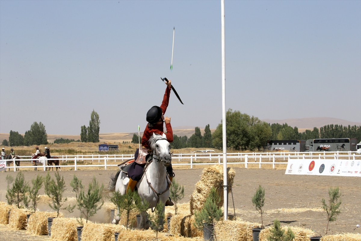 Muş'un Malazgirt ilçesinde, Malazgirt Zaferi'nin 954. yıl dönümü etkinlikleri ikinci günde devam...