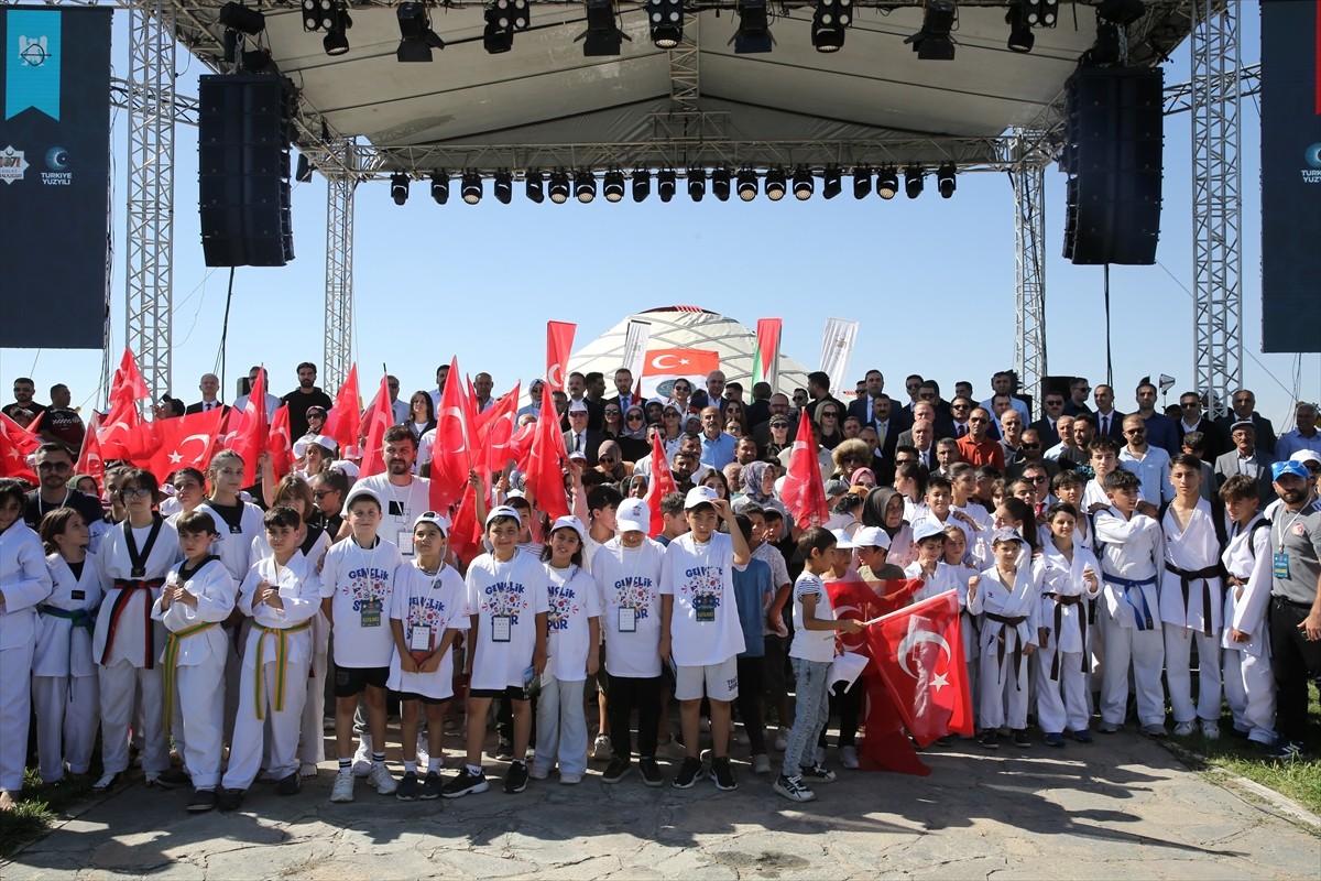 Muş'un Malazgirt ilçesinde, Türklere Anadolu'nun kapılarını açan Malazgirt Zaferi'nin 954. yıl...