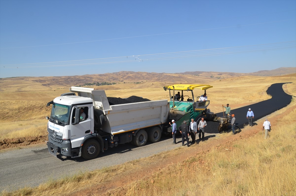 Muş İl Özel İdaresi Yol ve Ulaşım Hizmetleri Müdürlüğü ekipleri, kırsaldaki köy yollarına asfalt...