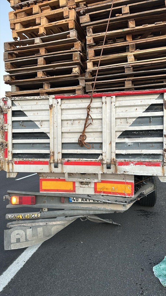Nevşehir'de tıra arkadan çarpan hafif ticari aracın sürücüsü yaşamını yitirdi.
