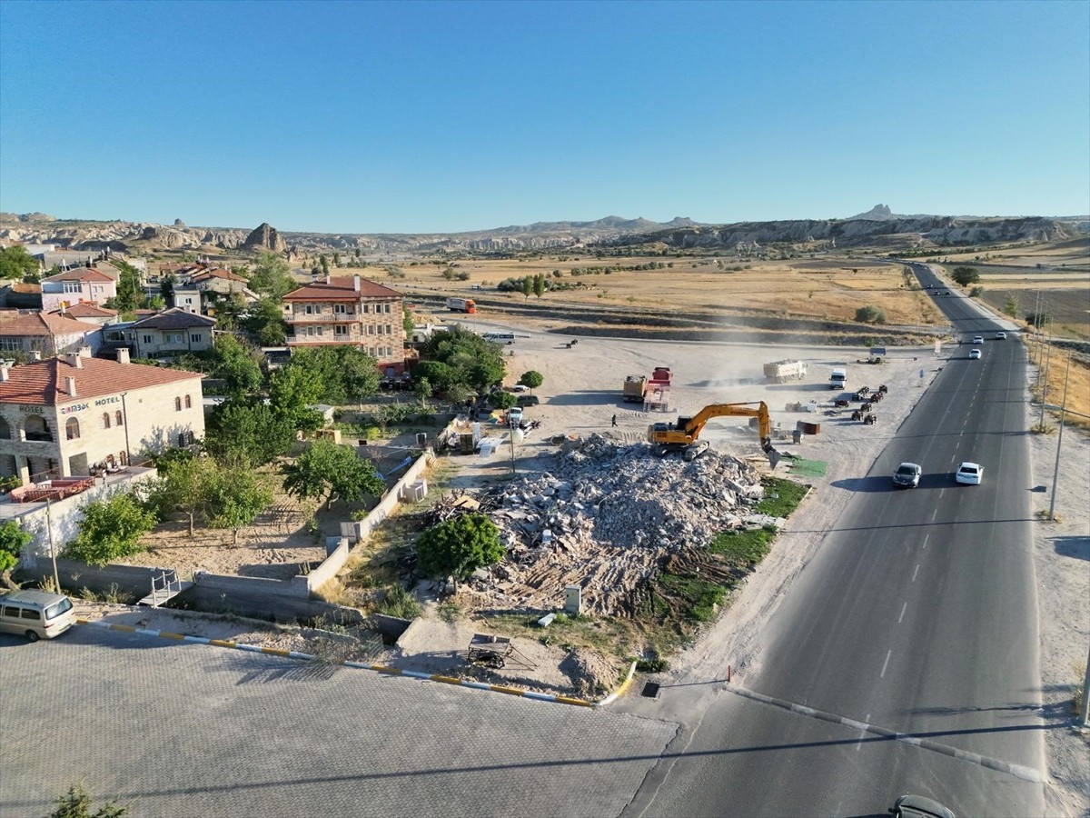 Nevşehir'in Avanos ilçesinde doğal sit alanı içerisine izinsiz inşa edildiği tespit edilen otel ve...