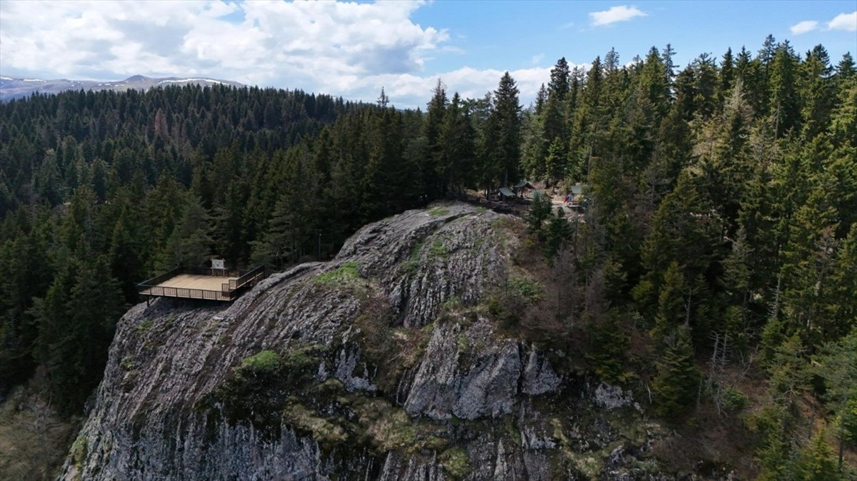 Ordu'nun 1500 rakımlı Çambaşı Yaylası'nda, yörede "Ablak Taşı" olarak bilinen kayalık üzerine inşa...