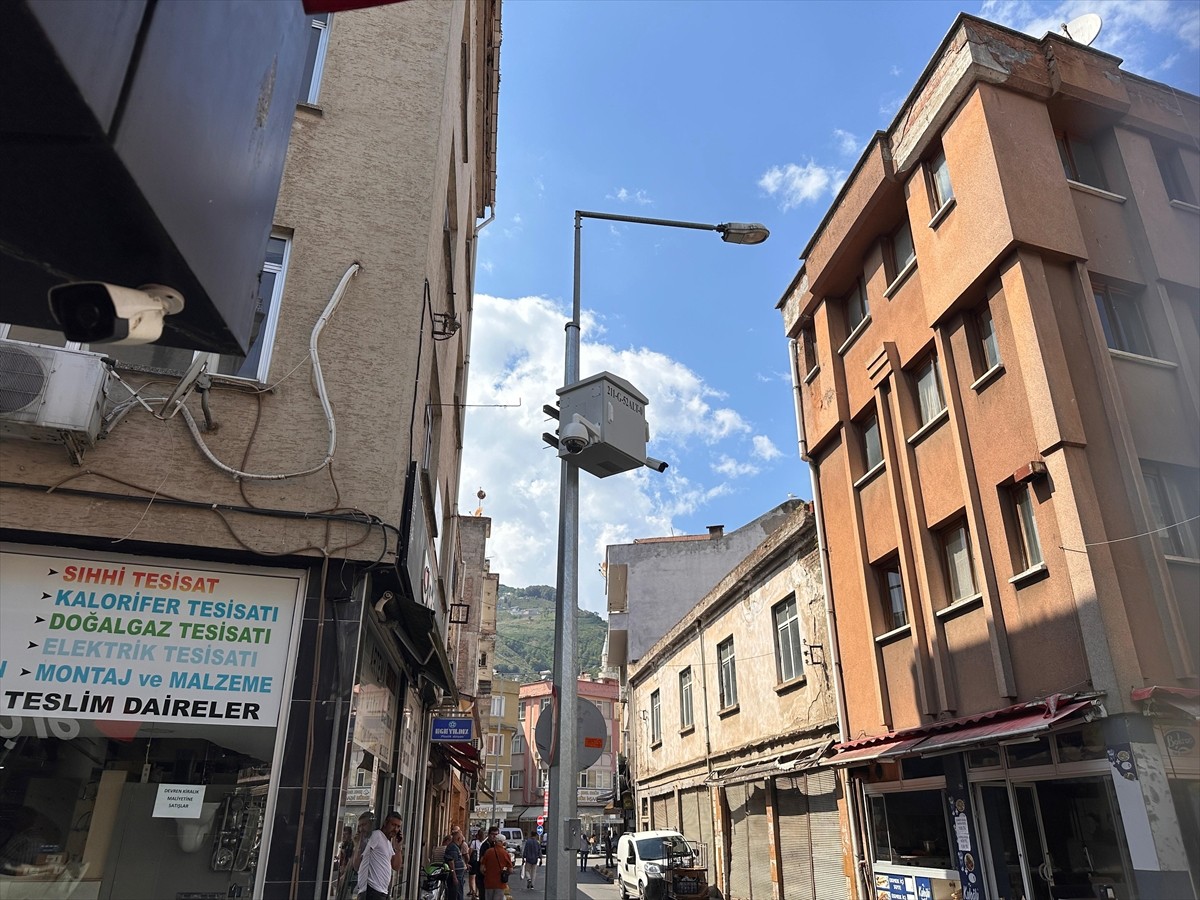 Ordu'nun Altınordu ilçesinde dolmuşun çarptığı sepetli vinçten düşen işçi yaralandı. Özel bir...