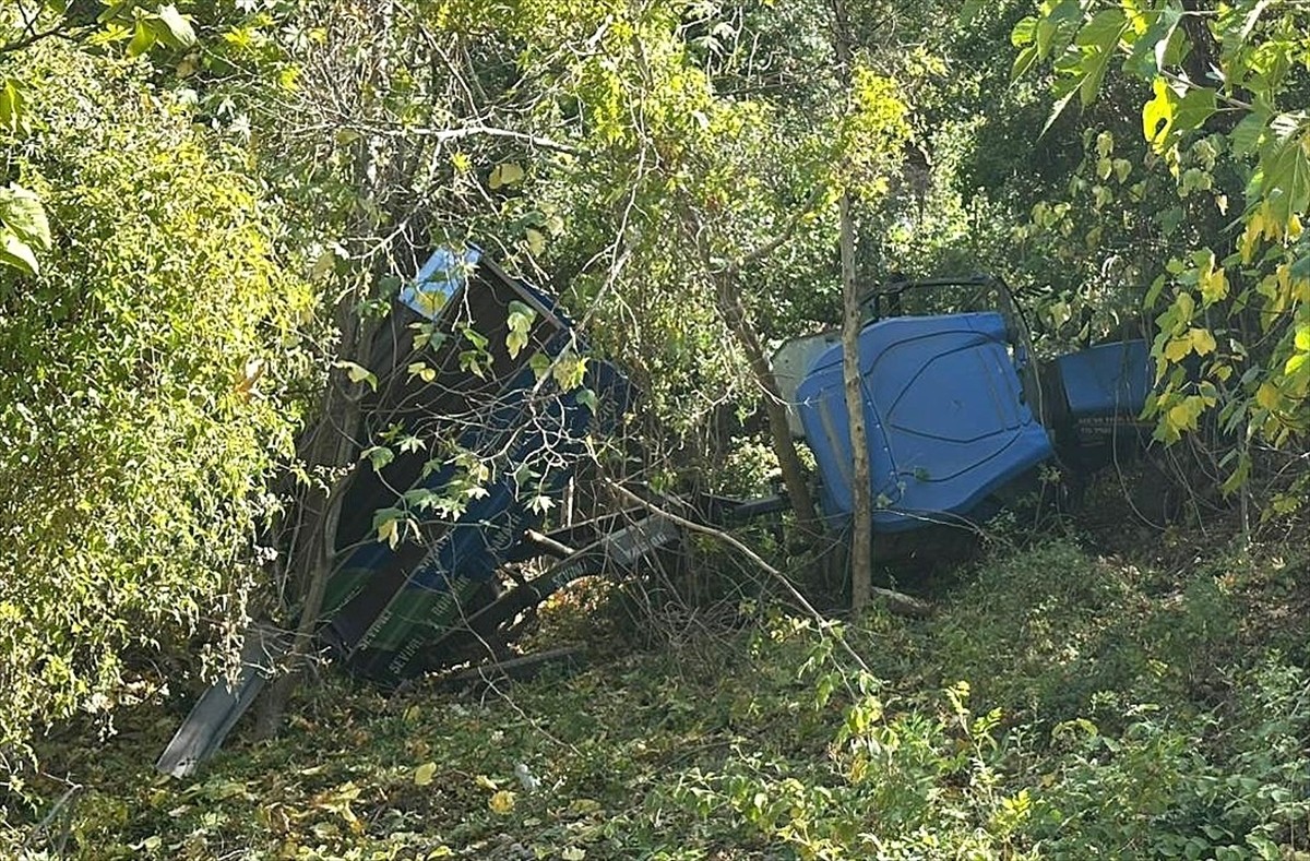 Osmaniye'nin Düziçi ilçesinde traktörün uçuruma devrilmesi sonucu 2'si çocuk 5 kişi...