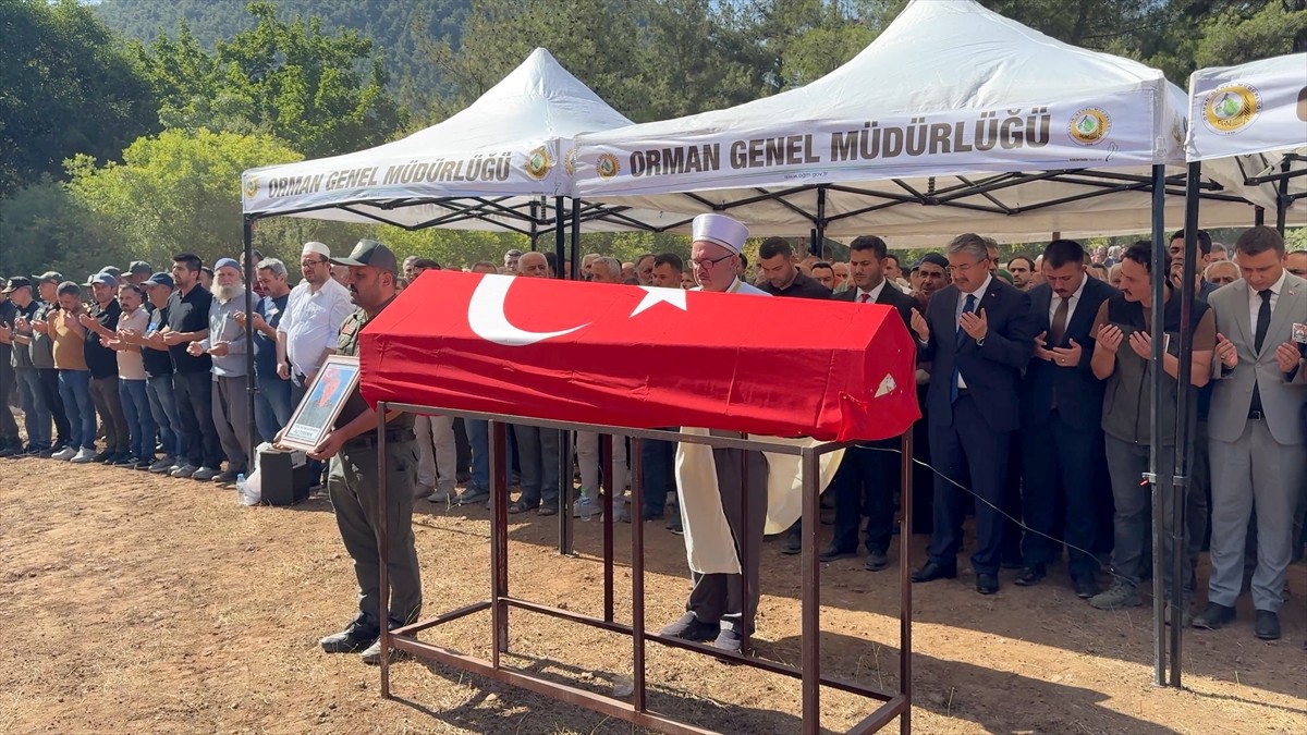 Osmaniye'nin Hasanbeyli ilçesinde arazözün devrilmesi sonucu ağır yaralanan ve kaldırıldığı...