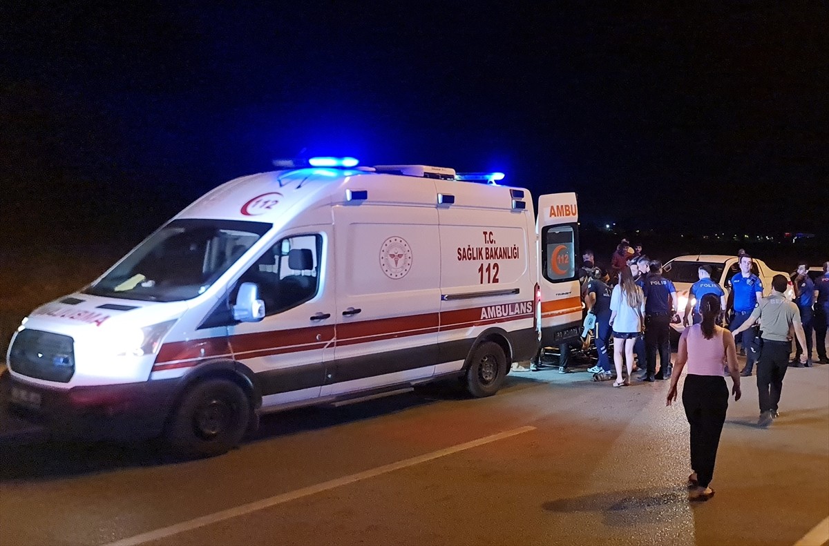 Osmaniye’nin Kadirli ilçesinde otomobilin tarlaya devrilmesi sonucu 1 kişi hayatını kaybetti, 1...