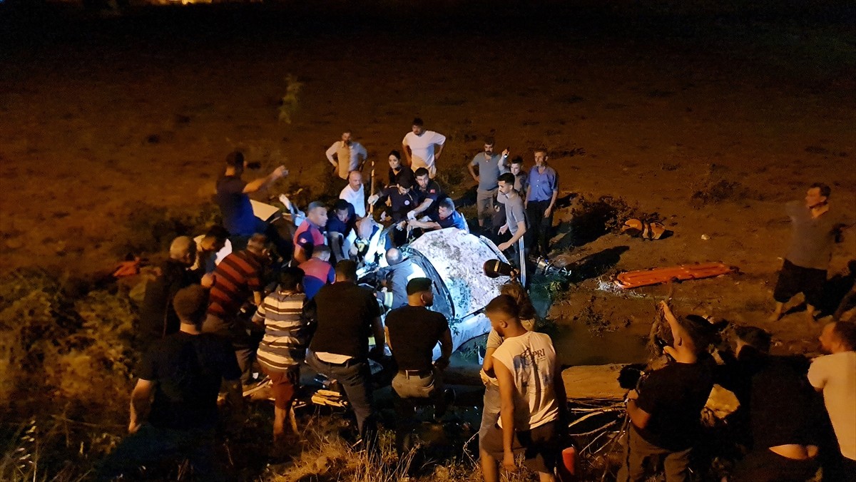 Osmaniye’nin Kadirli ilçesinde otomobilin tarlaya devrilmesi sonucu 1 kişi hayatını kaybetti, 1...