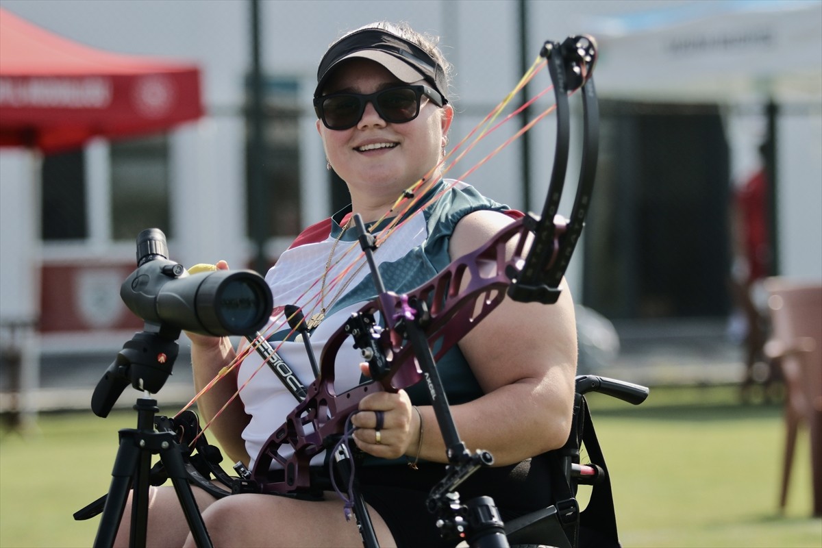 Paris 2024 Paralimpik Oyunları'nda altın madalya kazanan milli para okçu Öznur Cüre Girdi, Los...