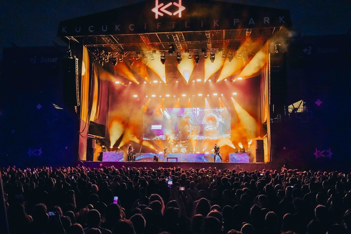 "Sepultura" ve "Epica" müzik grupları "Dark Sun Metal Festival" kapsamında KüçükÇiftlik Park'ta...