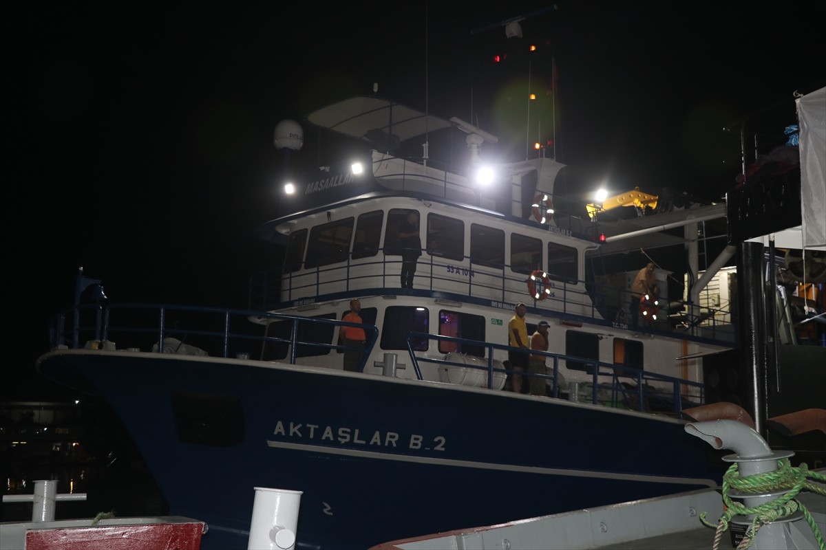 Rize'de balıkçılar, av yasağının sona ereceği saati beklemek üzere denize açıldı. Merkez Motorcu...