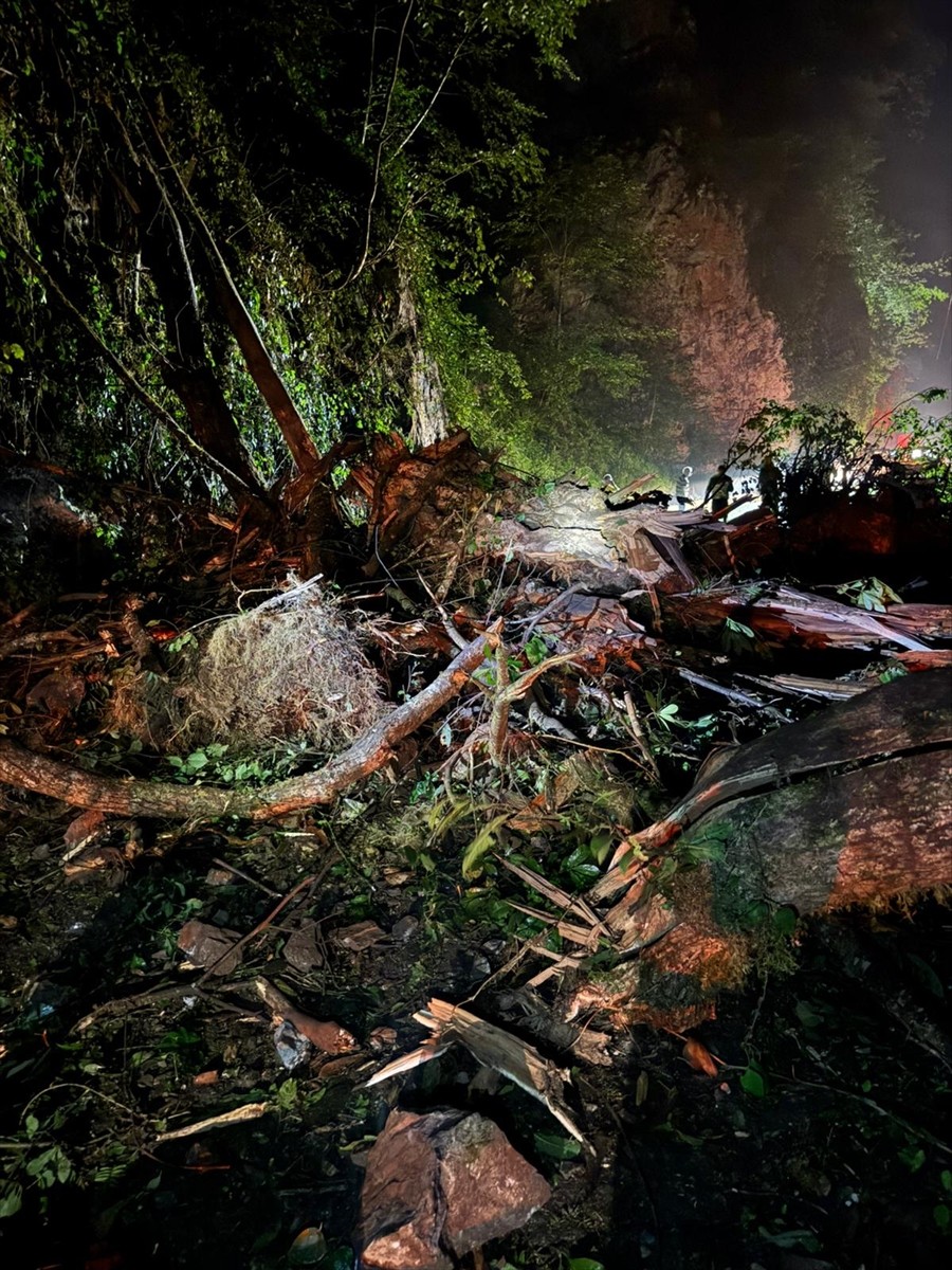 Rize'nin Çamlıhemşin ilçesinde sağanak nedeniyle meydana gelen heyelan yüzünden kapanan yayla...