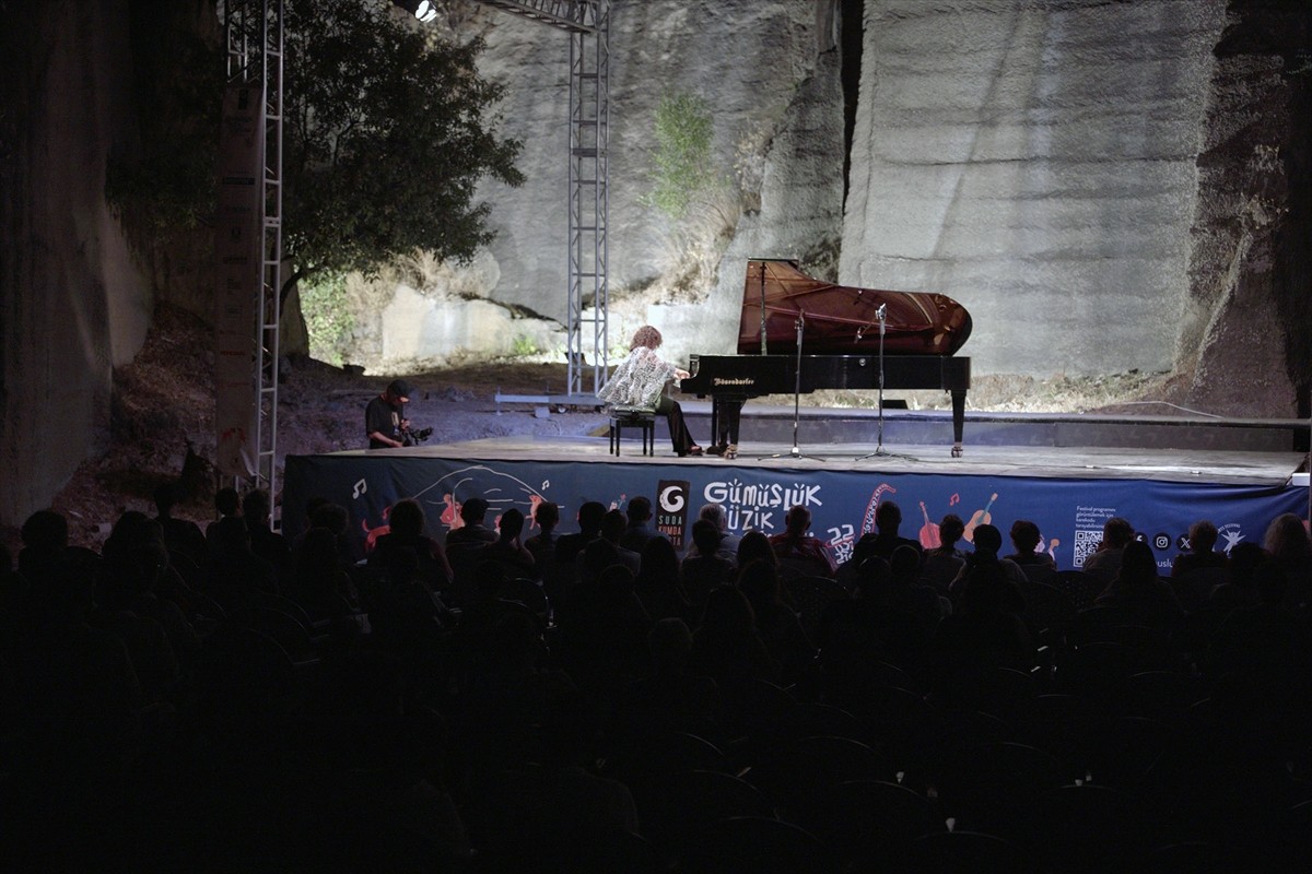 Rus asıllı piyanist Katya Apekisheva, Kültür ve Turizm Bakanlığının destekleriyle düzenlenen 22....