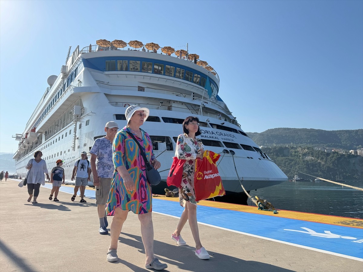 Rusya'nın Soçi kentinden hareket eden "Astoria Grande" adlı kruvaziyer, Amasra Limanı'na...