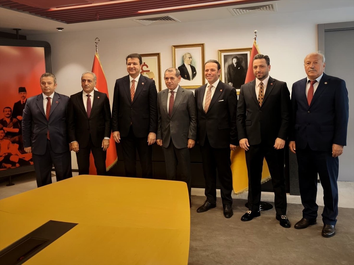 Saadet Partisi Genel Başkanı Mahmut Arıkan, Galatasaray Kulübü Başkanı Dursun Özbek'i ziyaret...