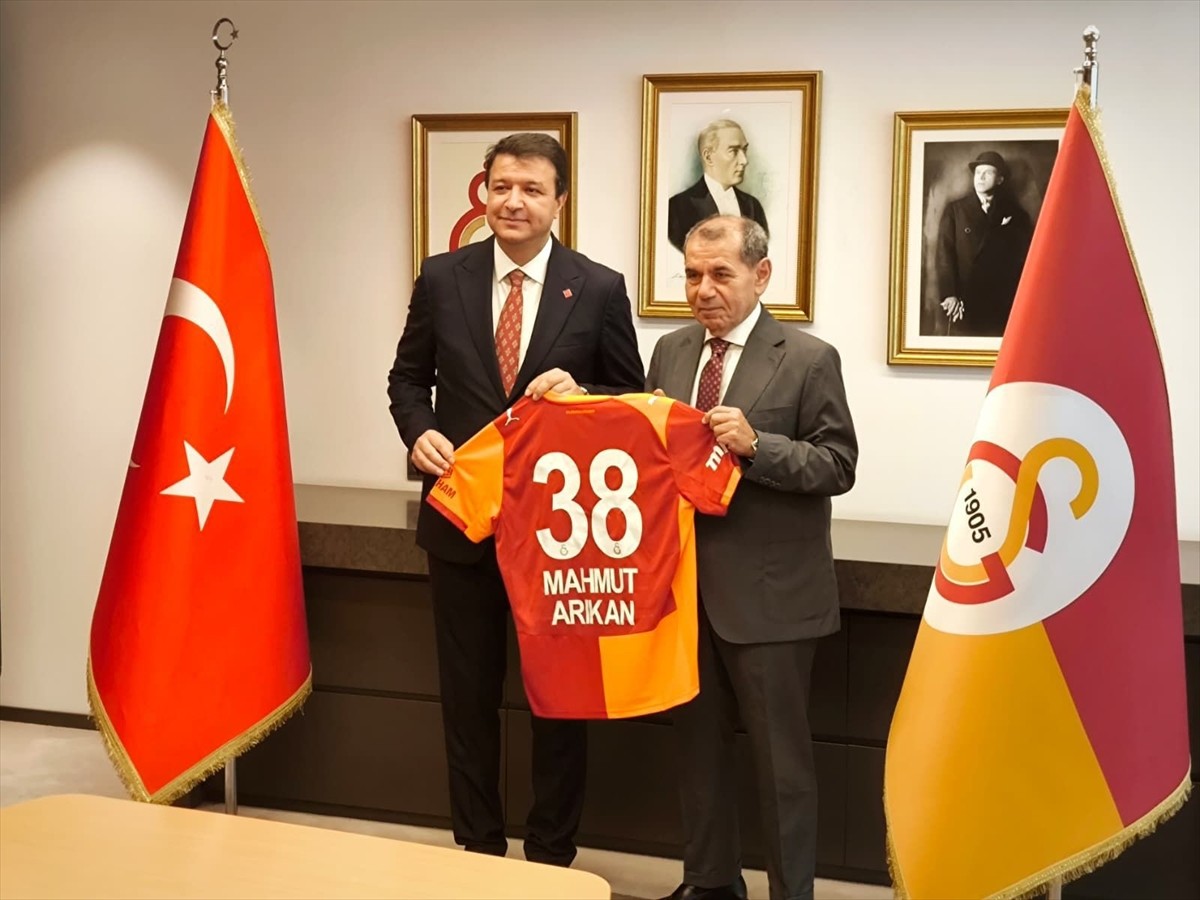 Saadet Partisi Genel Başkanı Mahmut Arıkan, Galatasaray Kulübü Başkanı Dursun Özbek'i ziyaret...