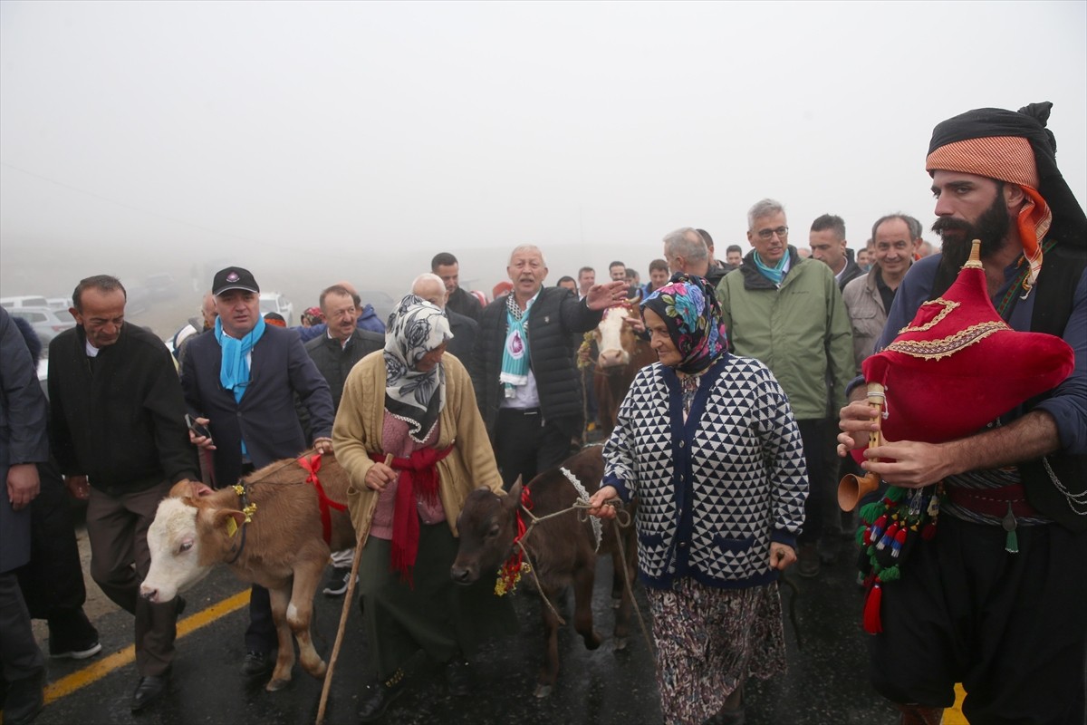 Sağlık Bakanı Kemal Memişoğlu (sol 2), Ekşioğlu Vakfınca Rize'nin İkizdere ilçesine bağlı Ovit...