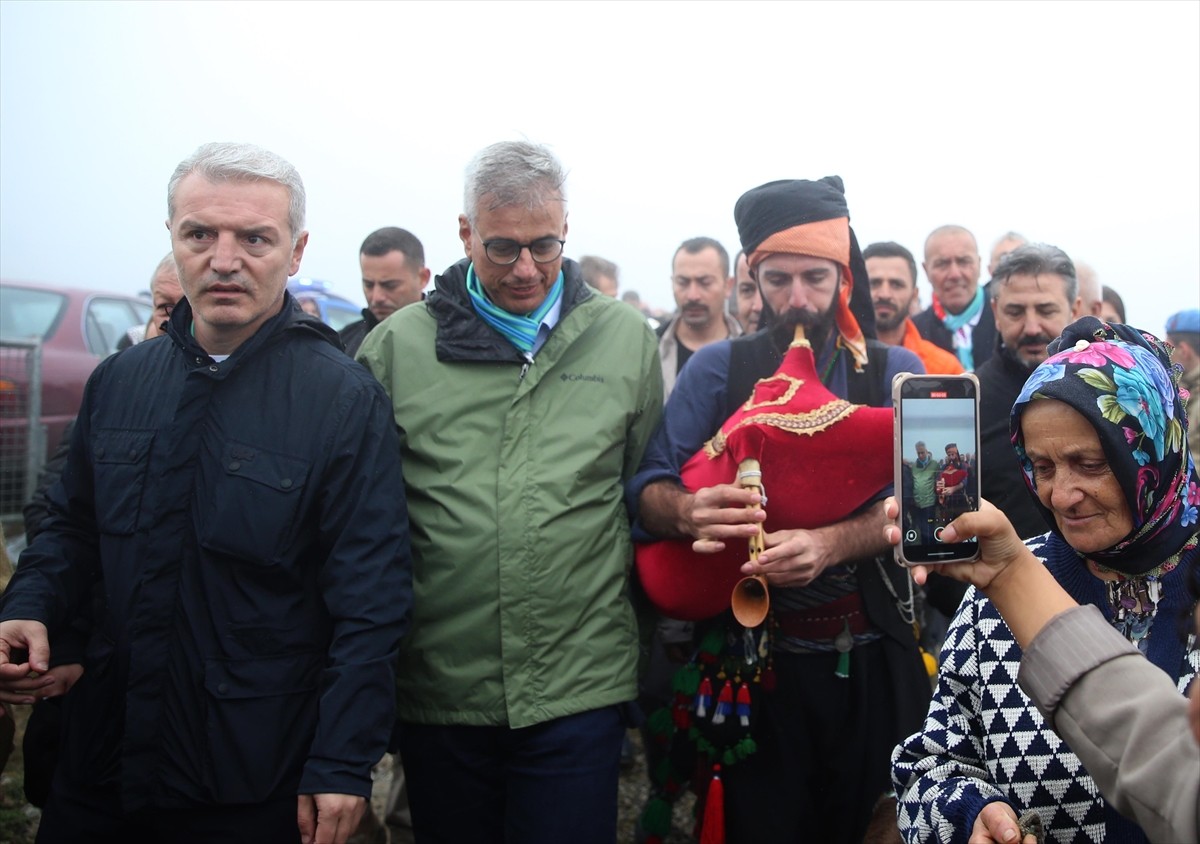 Sağlık Bakanı Kemal Memişoğlu (sol 2), Ekşioğlu Vakfınca Rize'nin İkizdere ilçesine bağlı Ovit...
