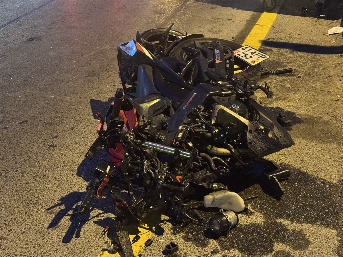 Sakarya'nın Adapazarı ilçesinde 1 motosiklet ile 2 cipin karıştığı kazada 1 kişi hayatını...
