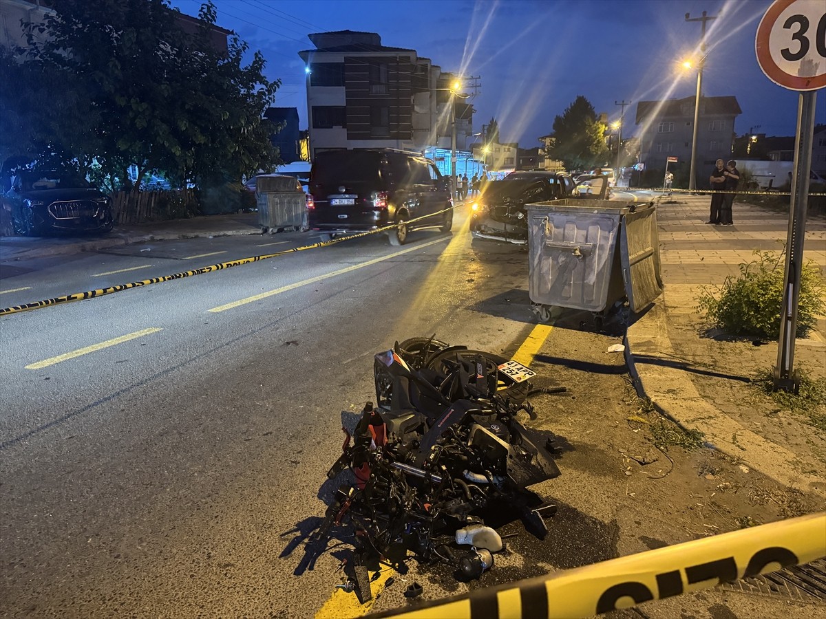 Sakarya'nın Adapazarı ilçesinde 1 motosiklet ile 2 cipin karıştığı kazada 1 kişi hayatını...