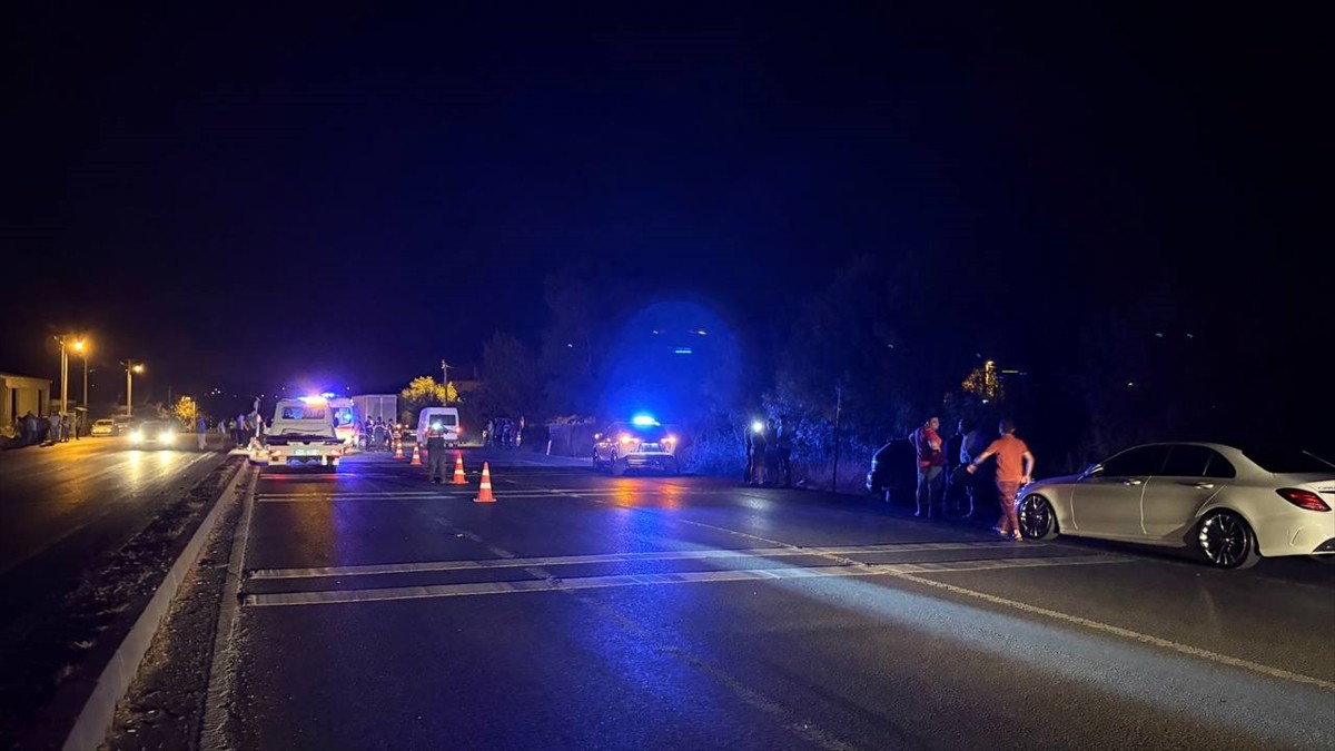 Sakarya'nın Hendek ilçesinde iki otomobilin çarpışması sonucu 1'i ağır 8 kişi yaralandı.