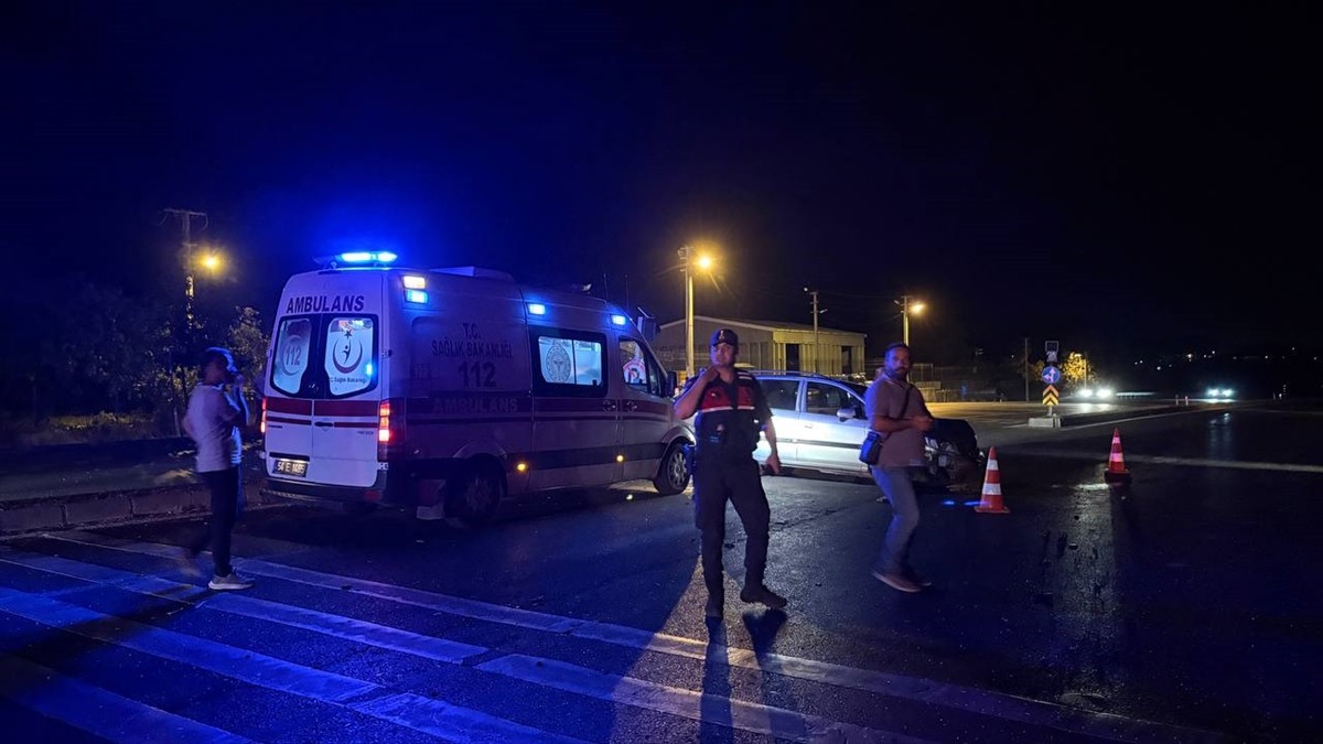 Sakarya'nın Hendek ilçesinde iki otomobilin çarpışması sonucu 1'i ağır 8 kişi yaralandı.