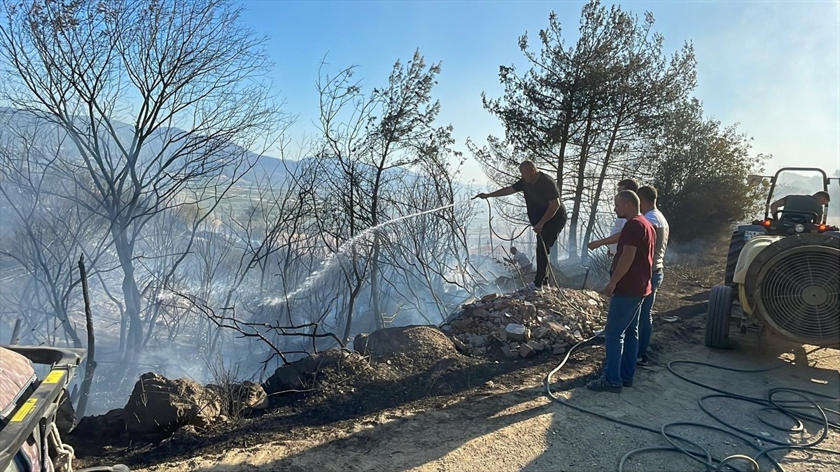 Sakarya'nın Pamukova ilçesinde makilik alanda çıkan yangın havadan ve karadan müdahaleyle kontrol...