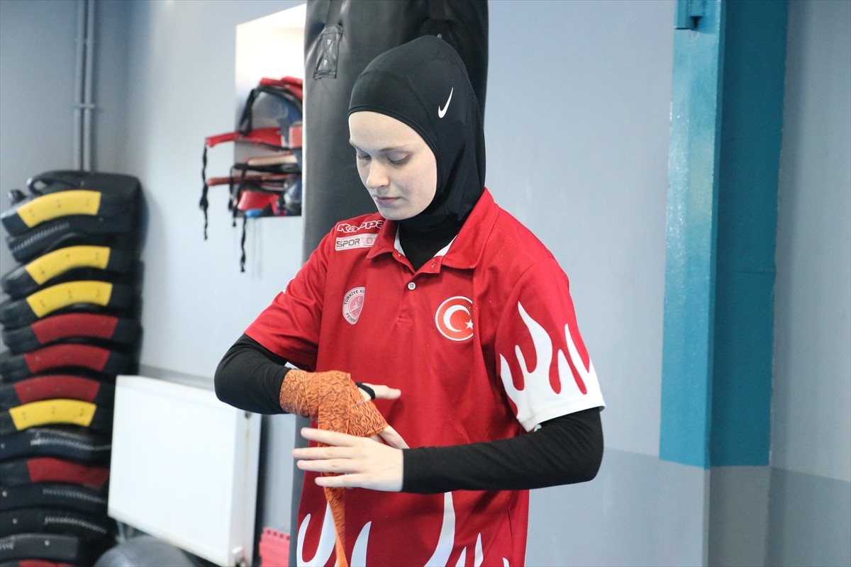 Sakarya'nın Serdivan ilçesinde yaşayan 23 yaşındaki milli sporcu Ayşe Kaplan, ringe çıkacağı Dünya...