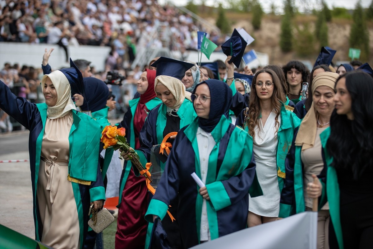 Sakarya Uygulamalı Bilimler Üniversitesi (SUBÜ), 2024-2025 akademik yılında mezun olan 3 bin 263...