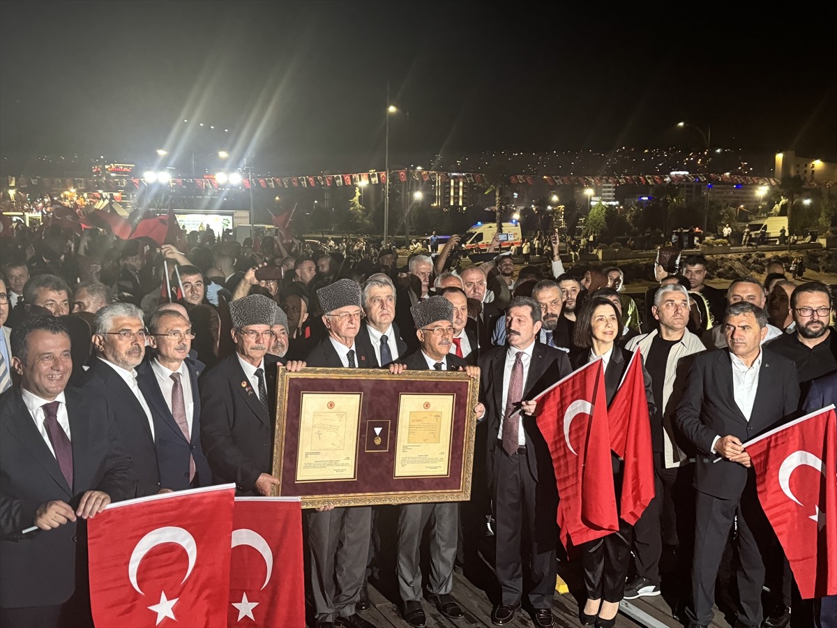 Samsun'da 30 Ağustos Zafer Bayramı etkinlikleri kapsamında düzenlenen fener alayında gaziler...