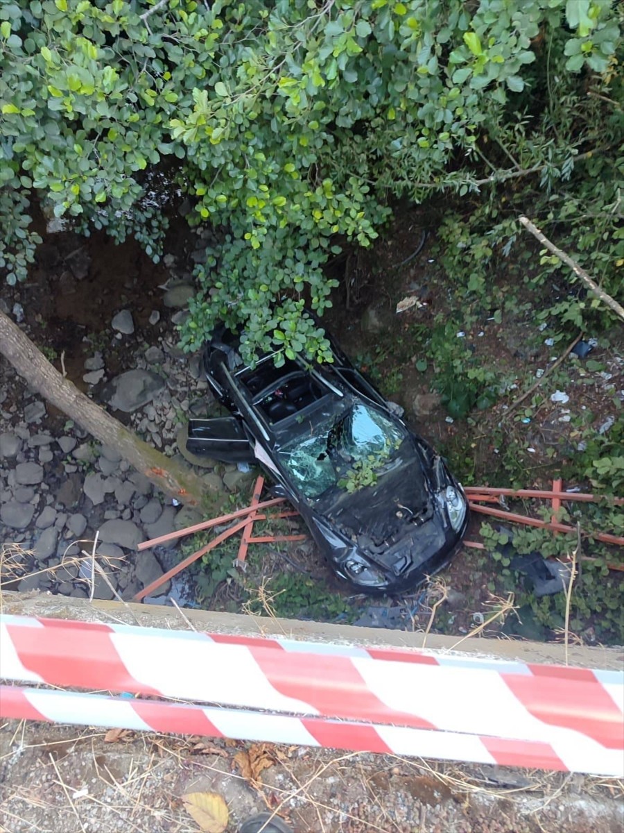 Samsun'un 19 Mayıs ilçesinde köprüden düşen otomobilde bir çocuk hayatını kaybetti, 2'si çocuk 3...