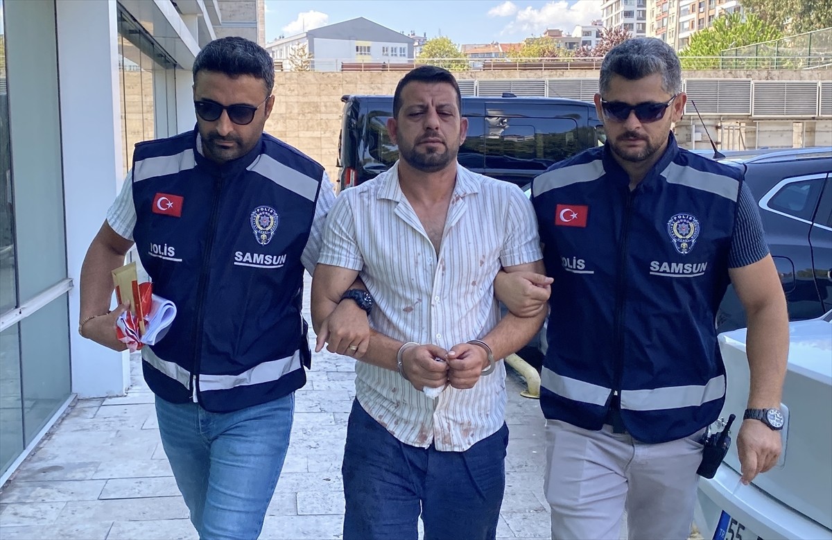 Samsun'un Atakum ilçesinde evde çıkan tartışmada birbirlerini yaralayan kadın ile erkek arkadaşı...