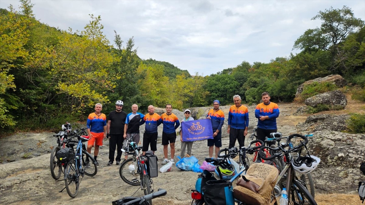 Samsun'un Atakum ilçesindeki ormanlık alanda Bilge Pedallar Bisiklet Topluluğu, çevre temizliği...