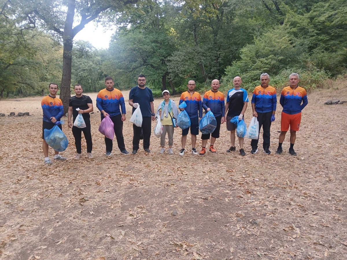 Samsun'un Atakum ilçesindeki ormanlık alanda Bilge Pedallar Bisiklet Topluluğu, çevre temizliği...