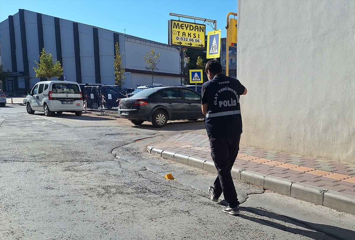 Samsun'un Bafra ilçesinde çıkan kavgada 1 kişi silahla yaralandı. Polis ekipleri, olay yerinde...