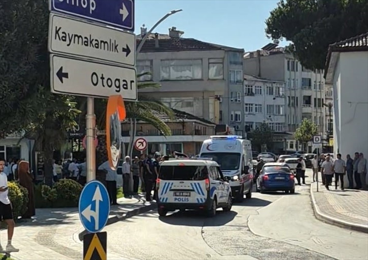 Samsun'un Bafra ilçesinde çıkan kavgada 1 kişi silahla yaralandı. Polis ekipleri, olay yerinde...