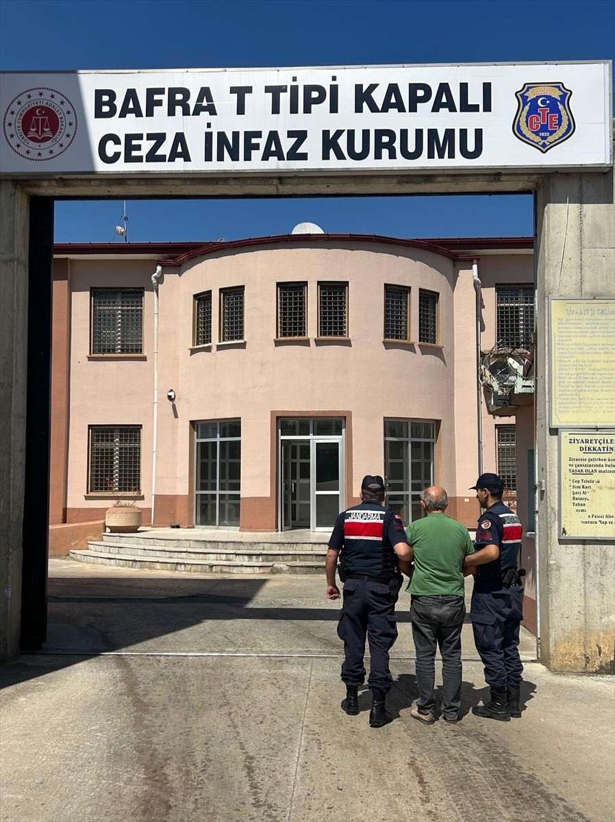 Samsun'un Bafra ilçesinde, jandarma tarafından yapılan operasyonda gözaltına alınan 1 kişi...