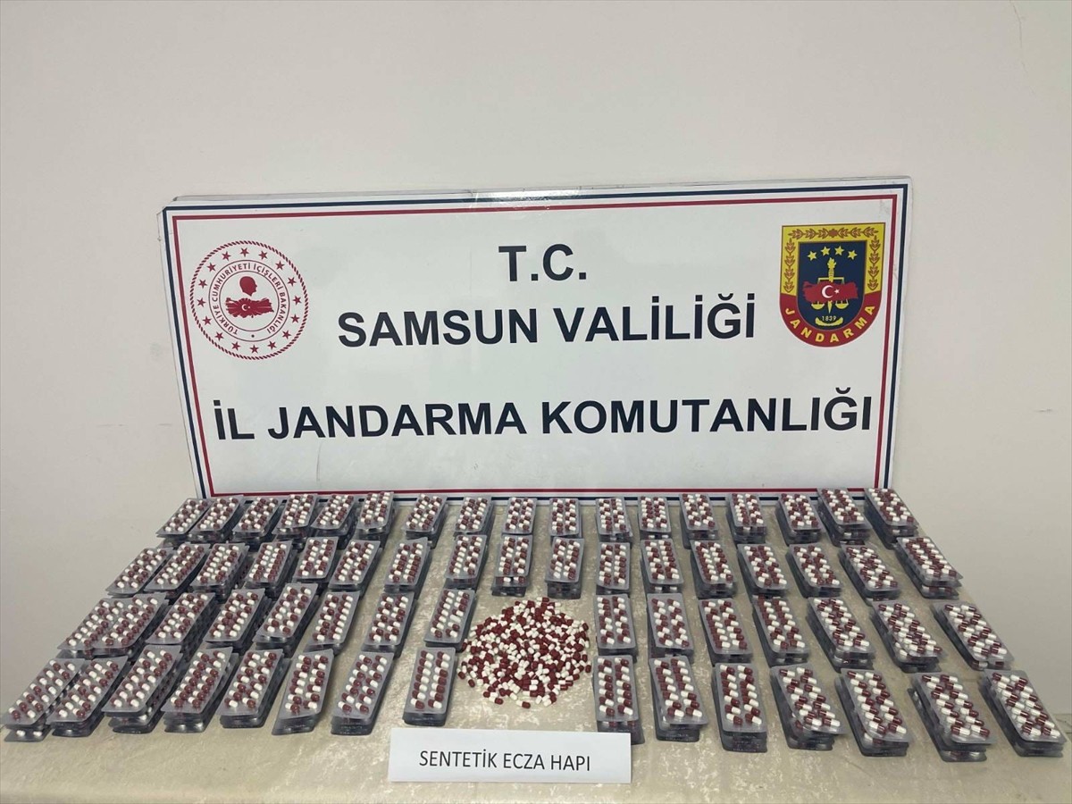  Samsun'un Canik ilçesinde uyuşturucu operasyonunda 5 bin 600 sentetik ecza hapı ele geçirildi, 1...