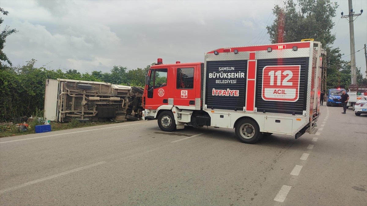 Samsun'un Çarşamba ilçesinde devrilen kamyonetin sürücüsü öldü, 2 kişi yaralandı. 